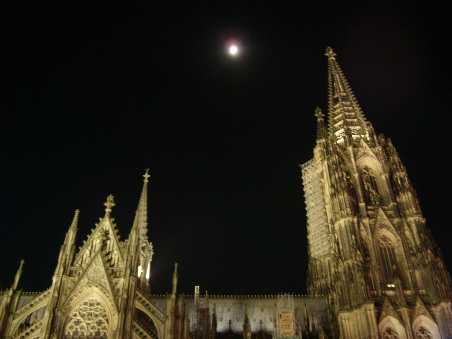 Mond über dem Kölner Dom