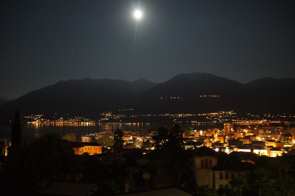 Mond über dem Lago Maggiore bei Locarno