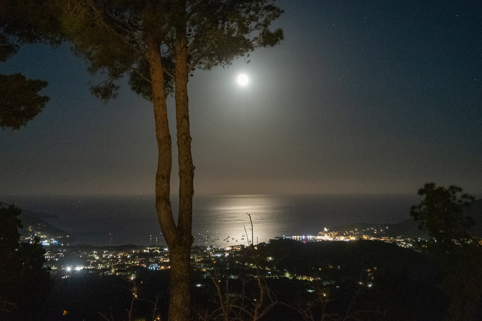 Mond über dem Meer