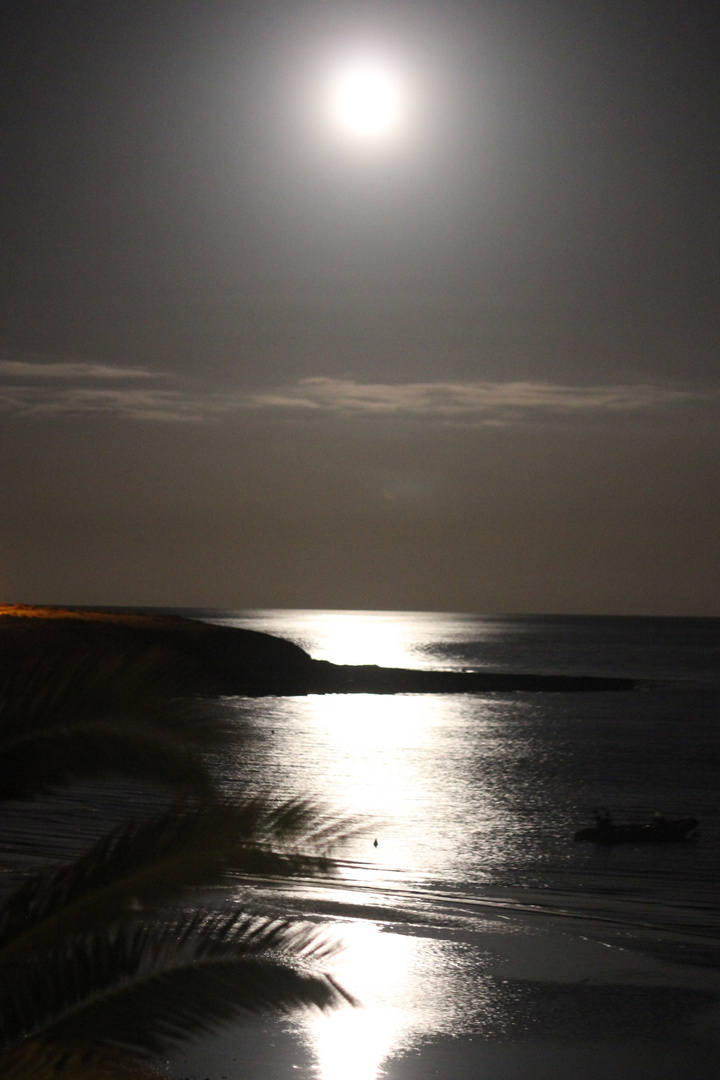 Mond über dem Meer