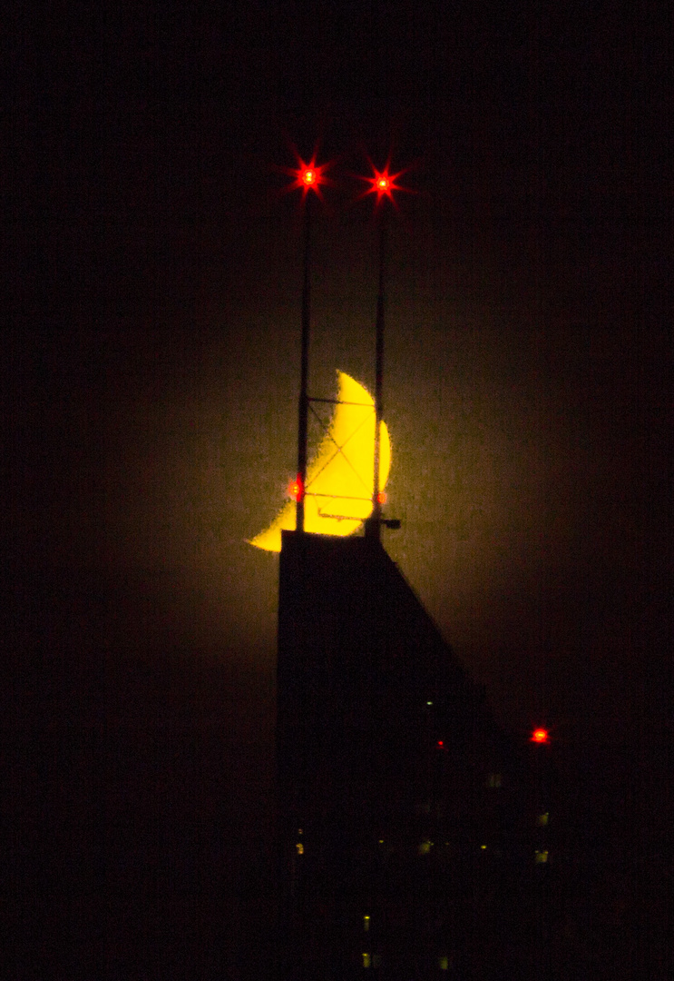 Mond über dem Millenium-Tower