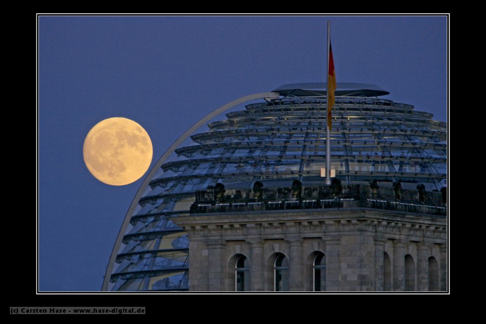 Mond über dem Reichstag
