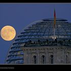 Mond über dem Reichstag