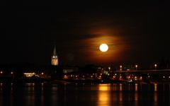 Mond ueber dem Rhein