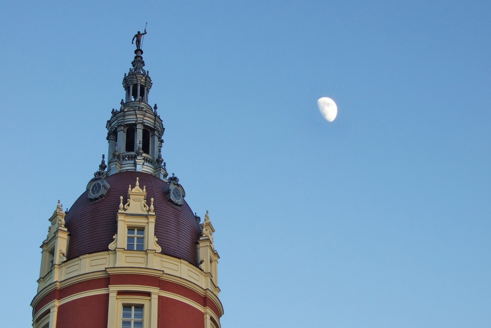 Mond über dem Schloss