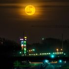 Mond über dem Stadtzentrum Schenefeld