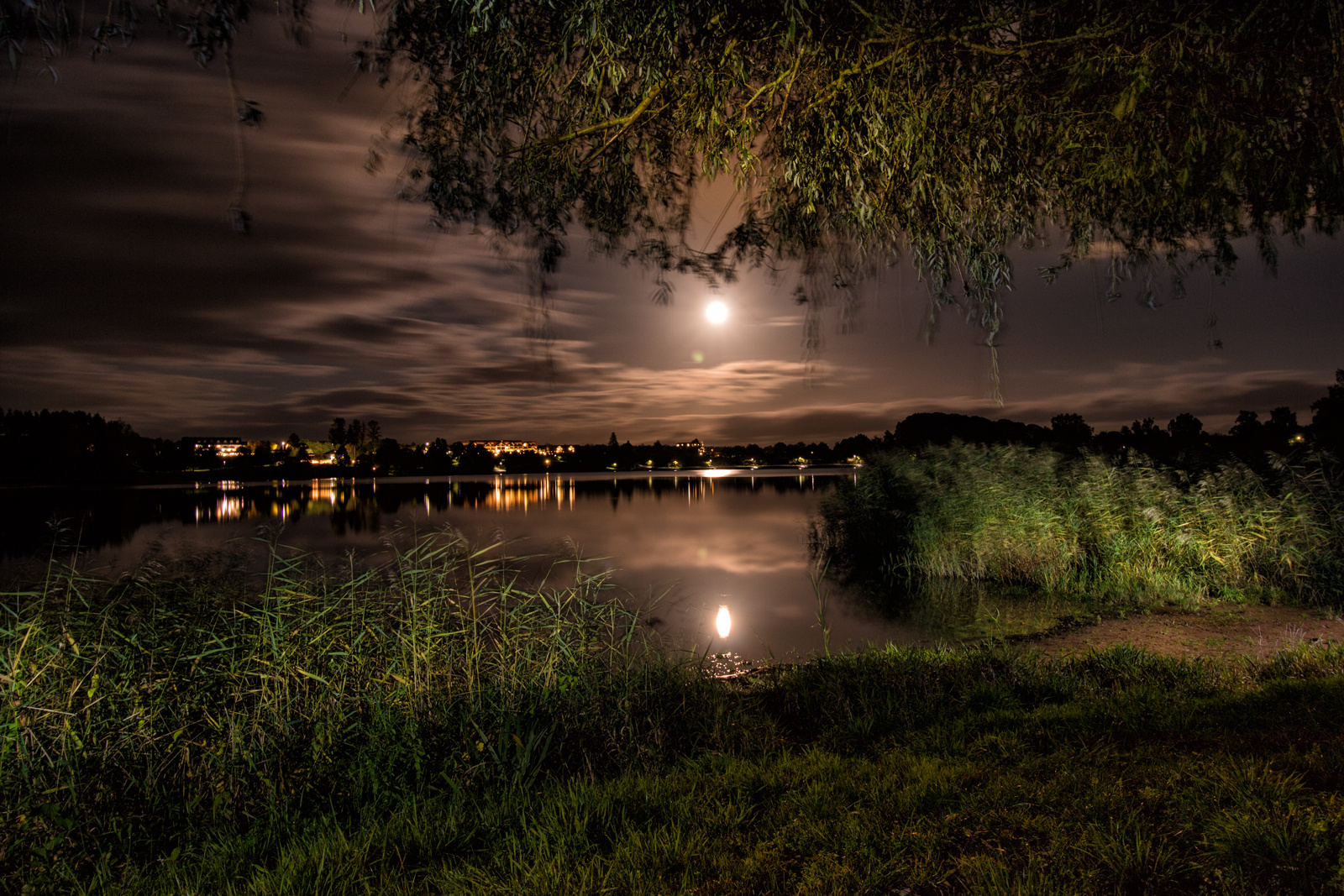 Mond über dem Stausee Losheim