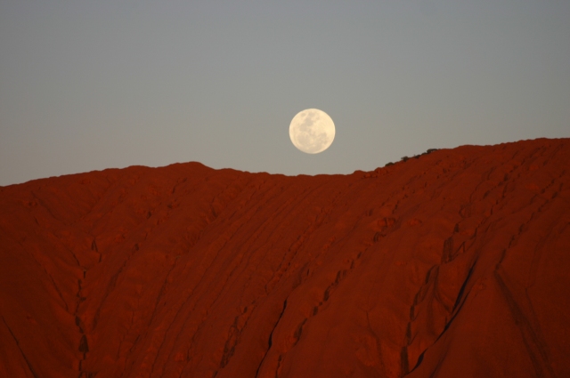 Mond über dem Uluru