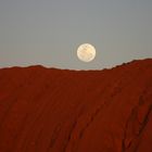 Mond über dem Uluru