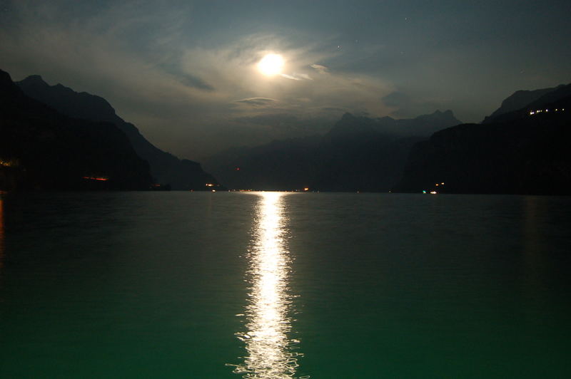 Mond über dem Urnersee