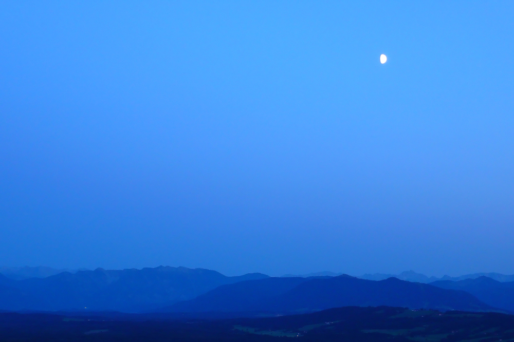 Mond über dem Voralpenland