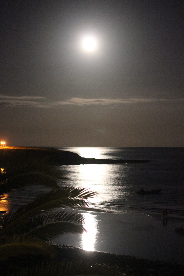 Mond über dem Wasser