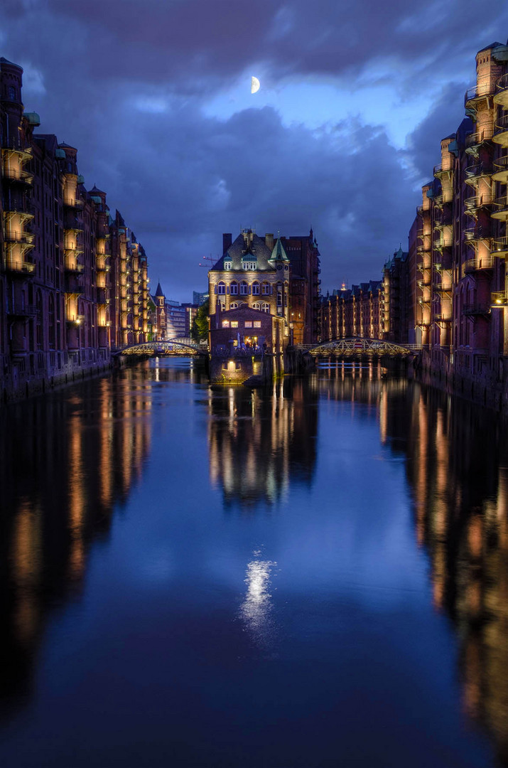 Mond über dem Wasserschloss in der Speicherstadt