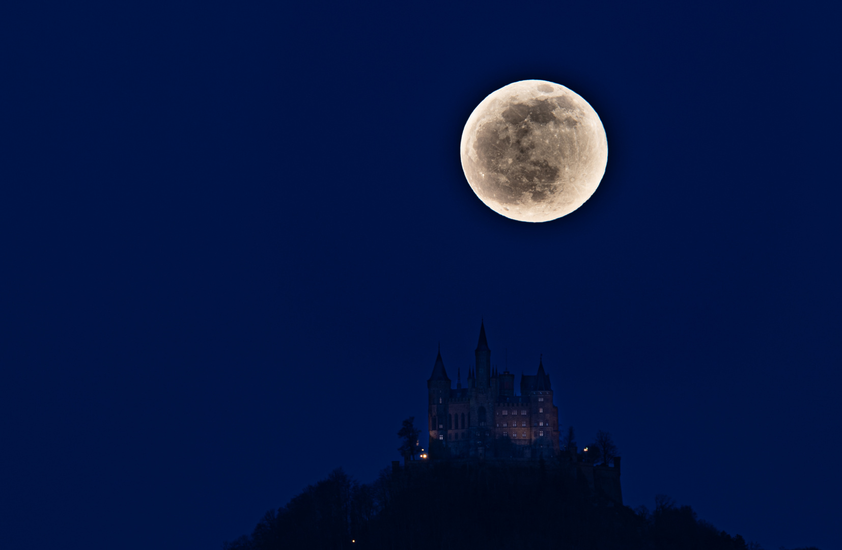 Mond über dem Zoller