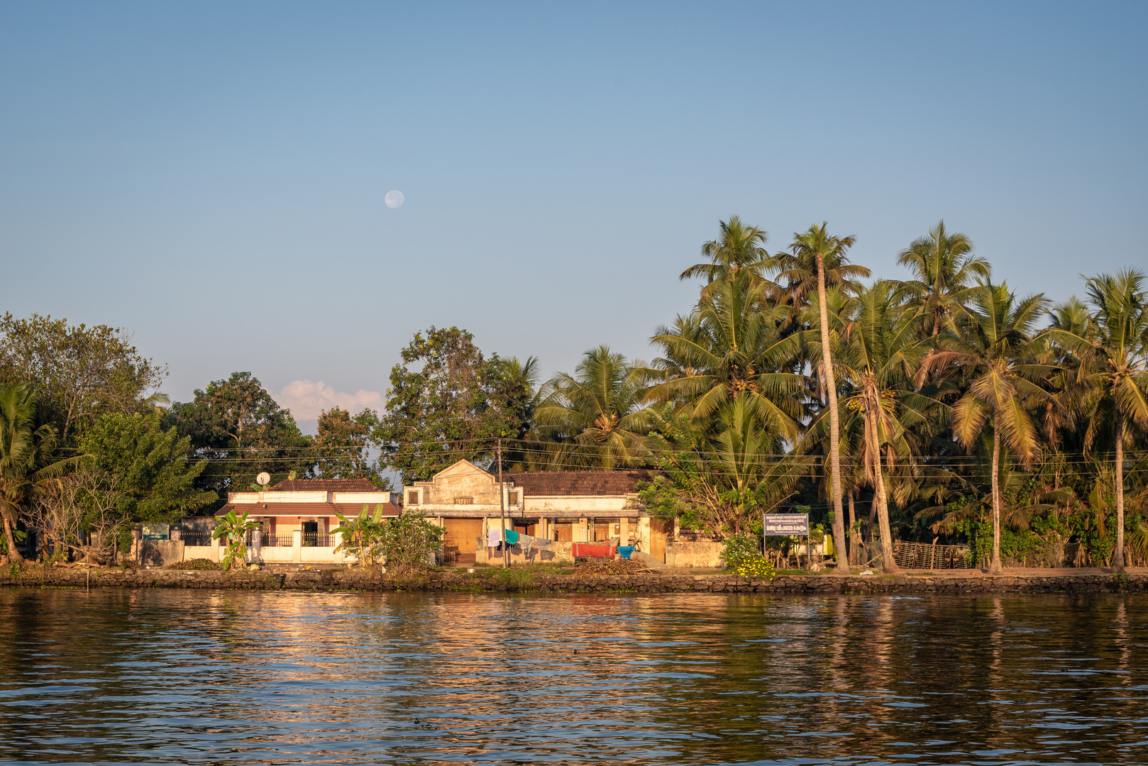 Mond über den Backwaters