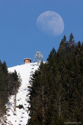 Mond über den Berg