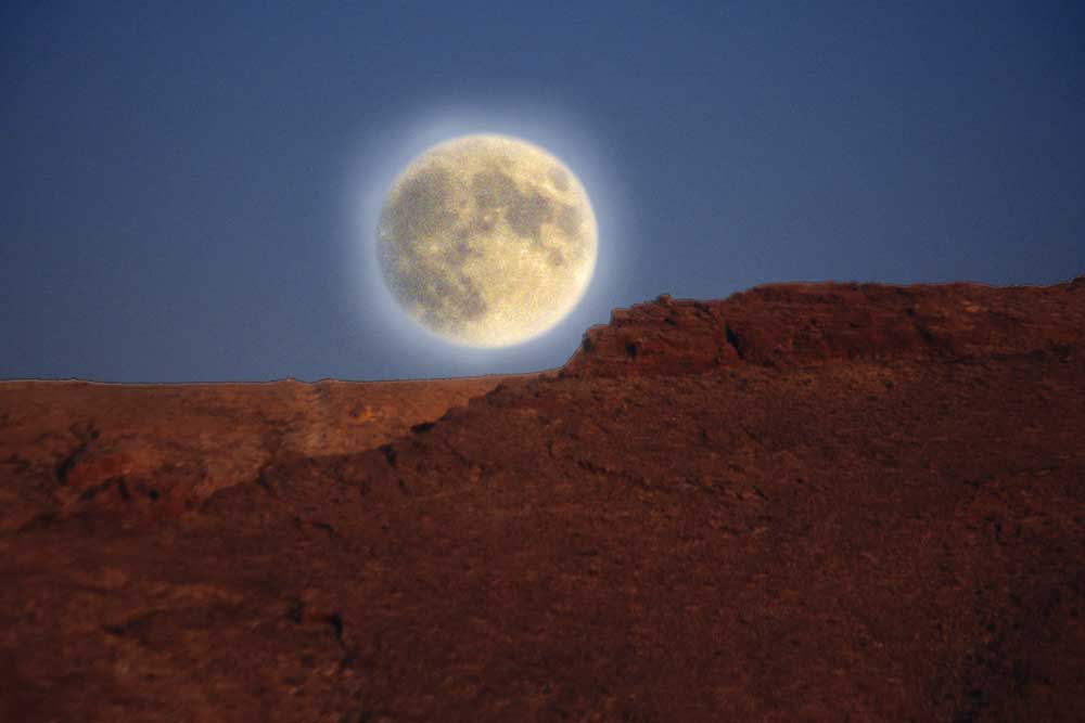 Mond über den Bergen des Changai-Gebirge in der Mongolei.