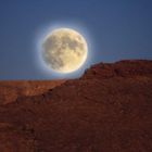 Mond über den Bergen des Changai-Gebirge in der Mongolei.