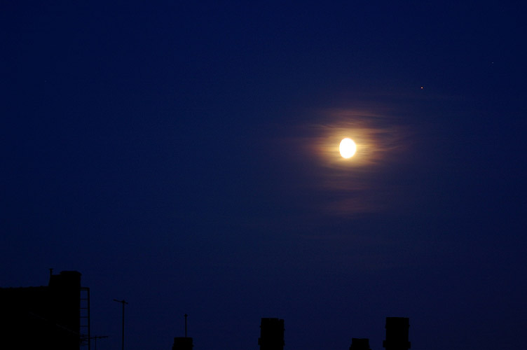 Mond über den Dächern