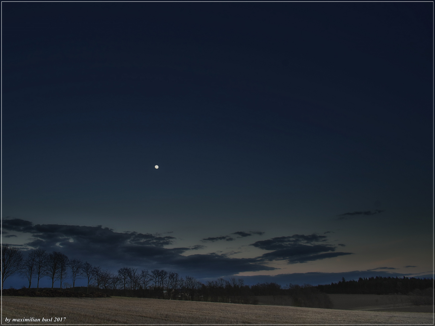 Mond über den Feldern