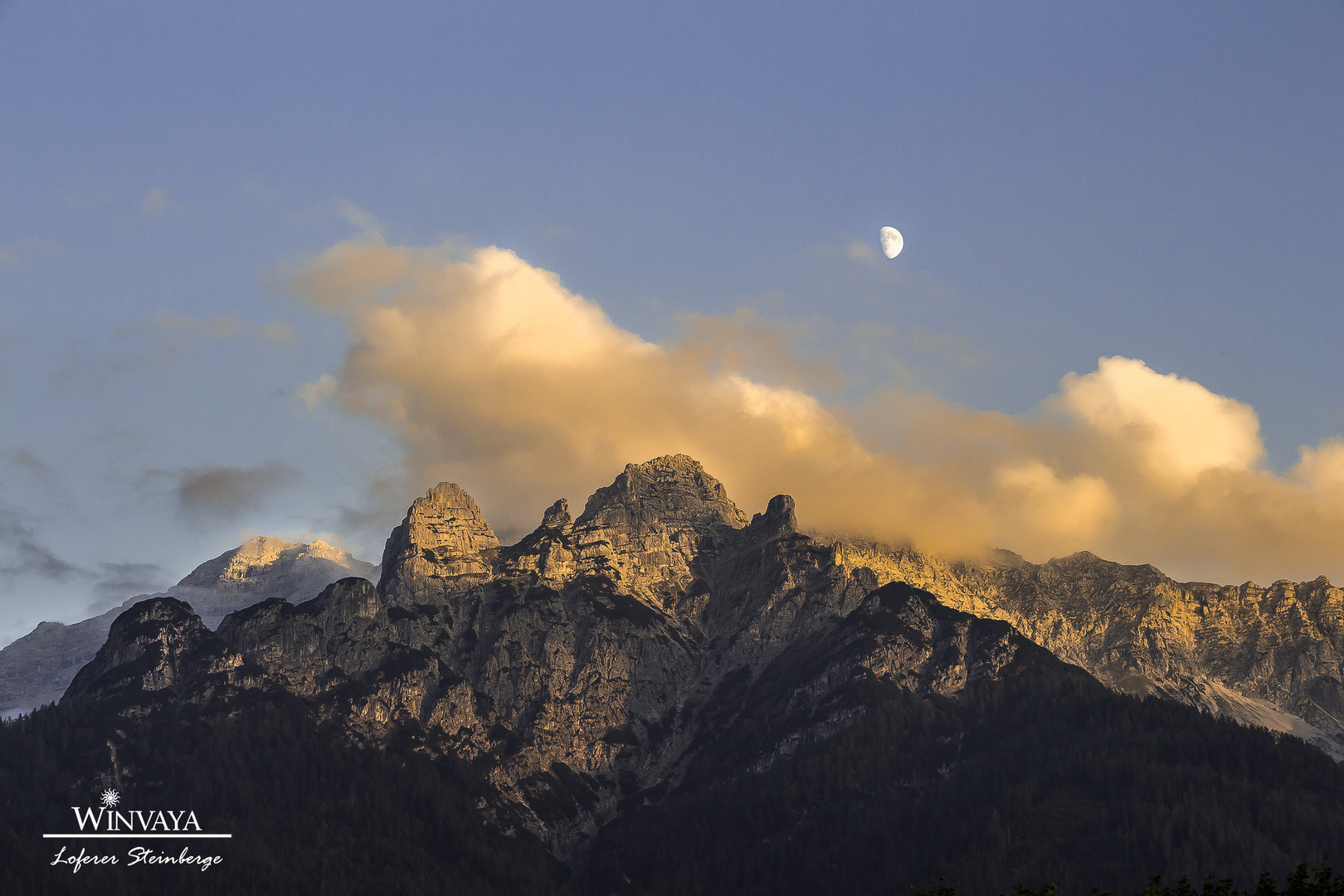 Mond über den Loferer Steinbergen