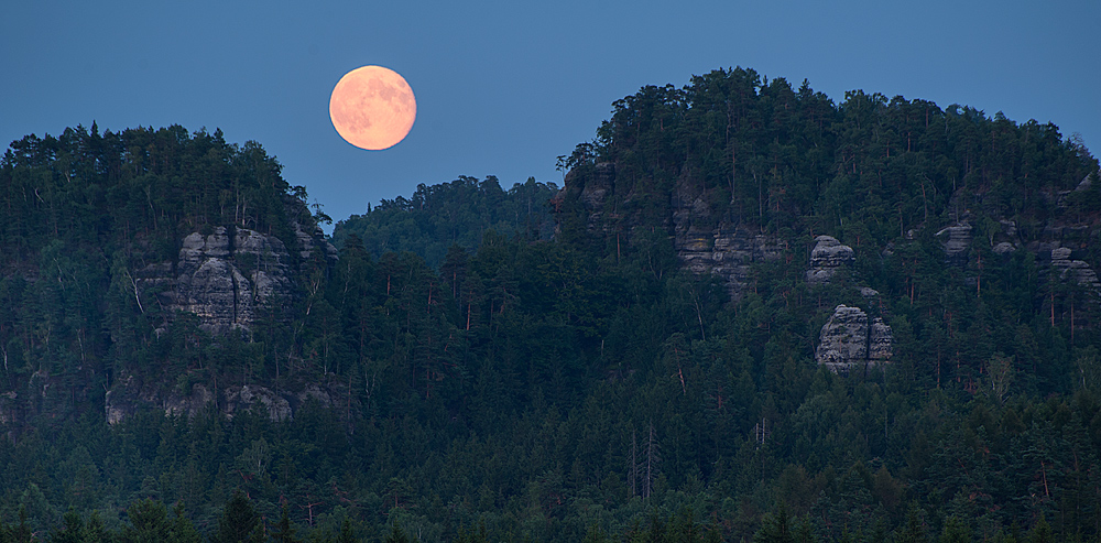 Mond über den Lorenzsteinen