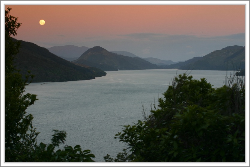 Mond über den Marlborough Sounds