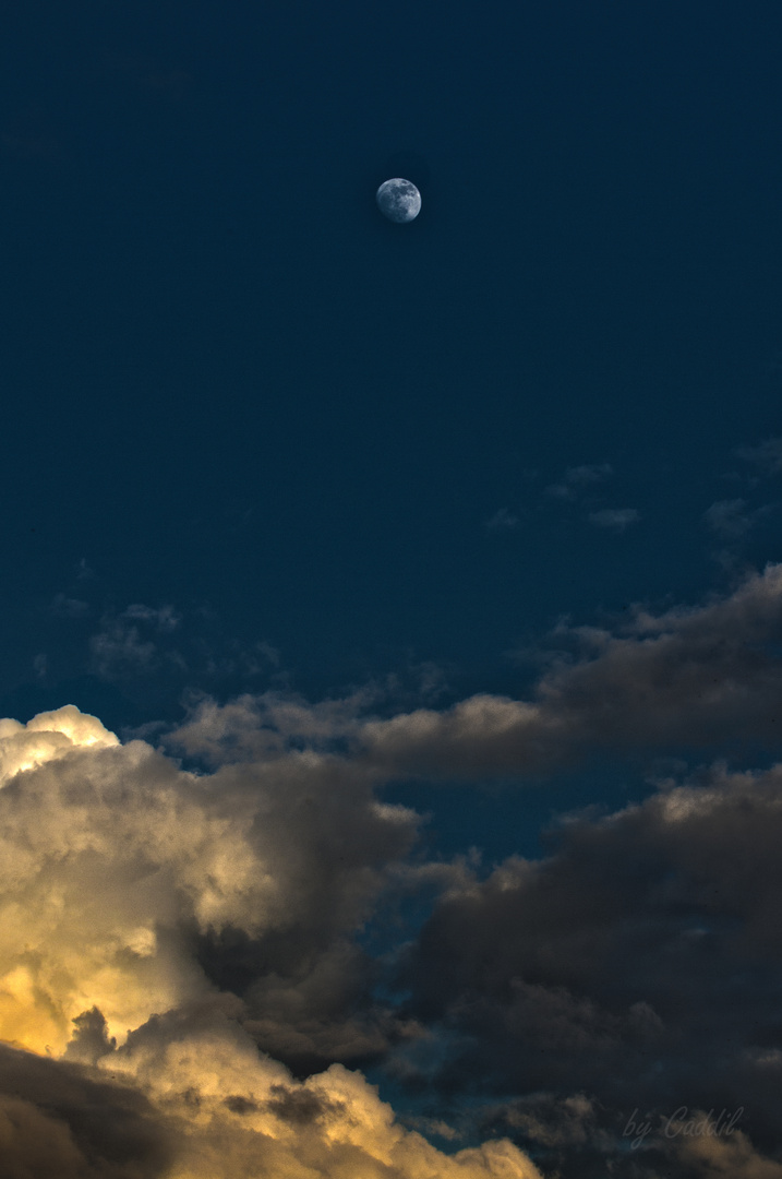 Mond über den Wolken