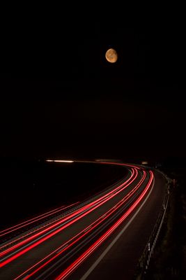 Mond über der A38