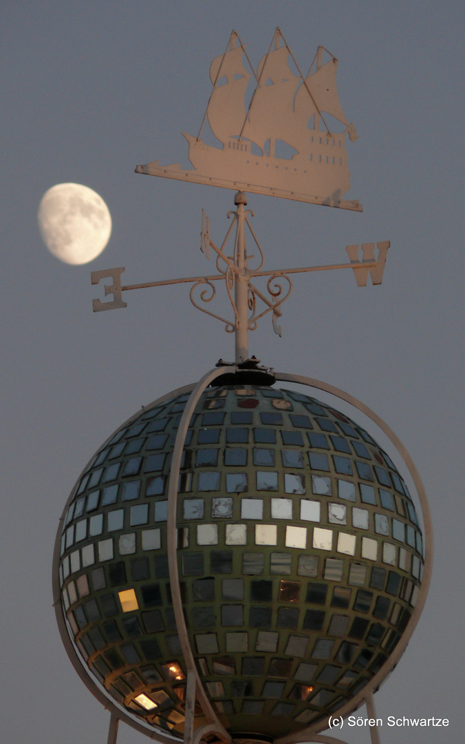 Mond über der Brighton Pier