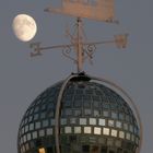 Mond über der Brighton Pier