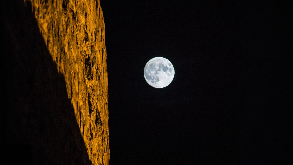 Mond über der Burg Parsberg