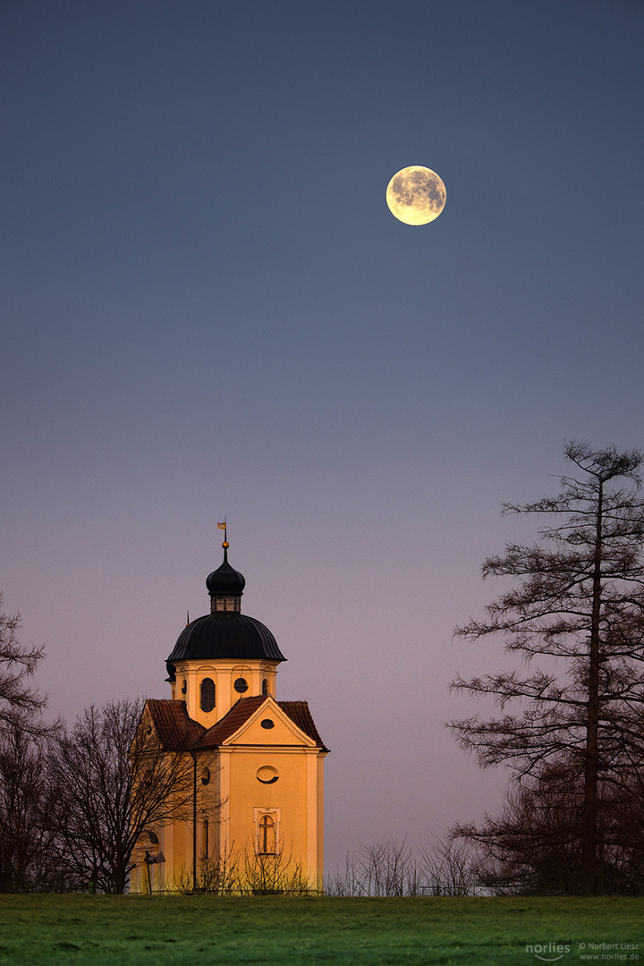 Mond über der Burgstallkapelle