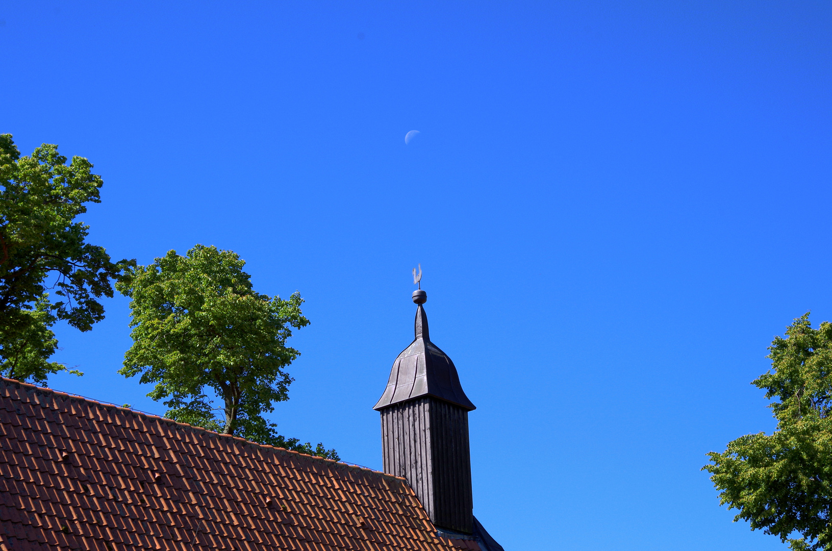 Mond über der Dorfkirche in Waase ( Insel Ummanz - Rügen )