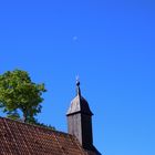 Mond über der Dorfkirche in Waase ( Insel Ummanz - Rügen )