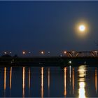 Mond über der Elbbrücke