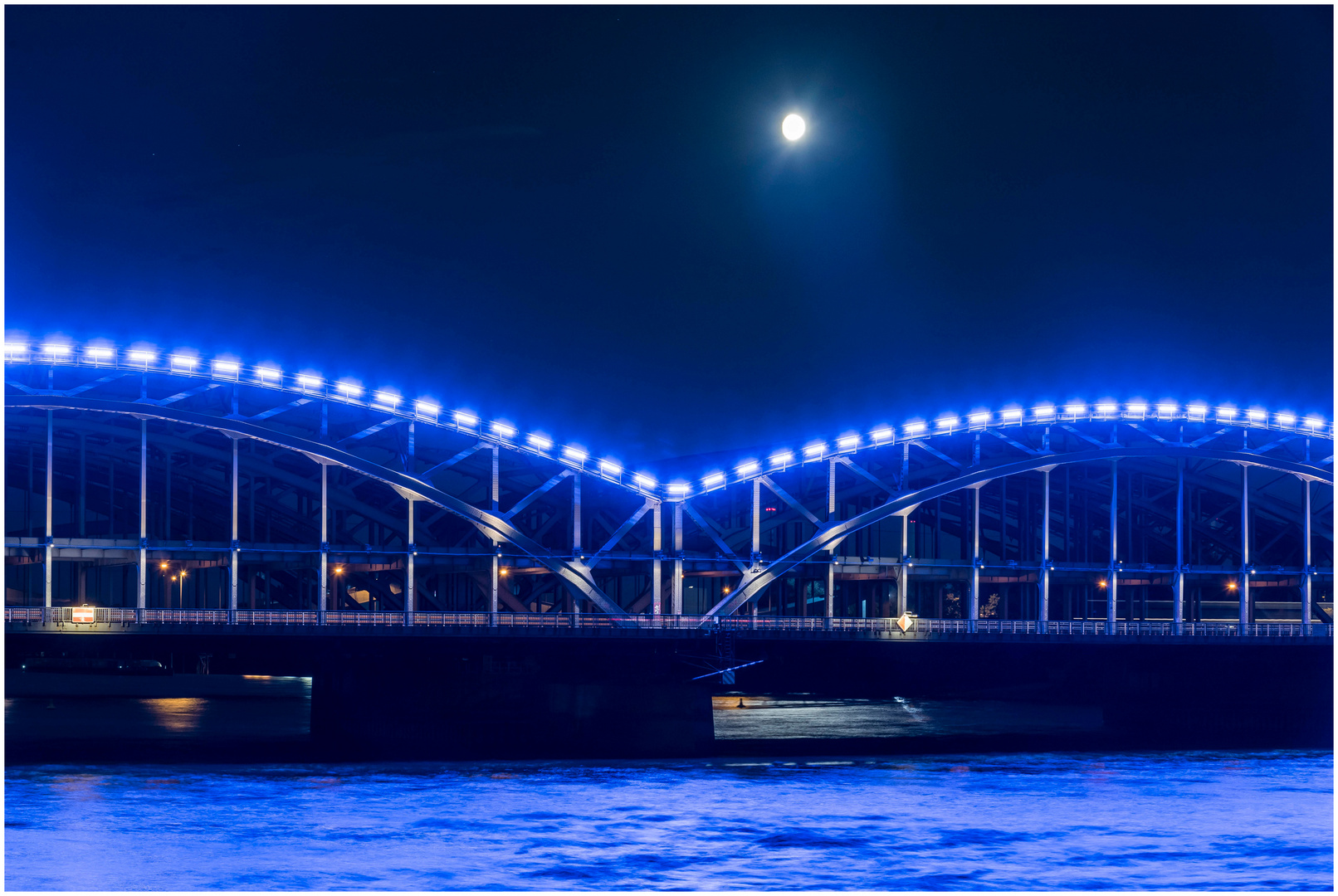 Mond über der Elbbrücke