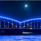 Mond über der Elbbrücke