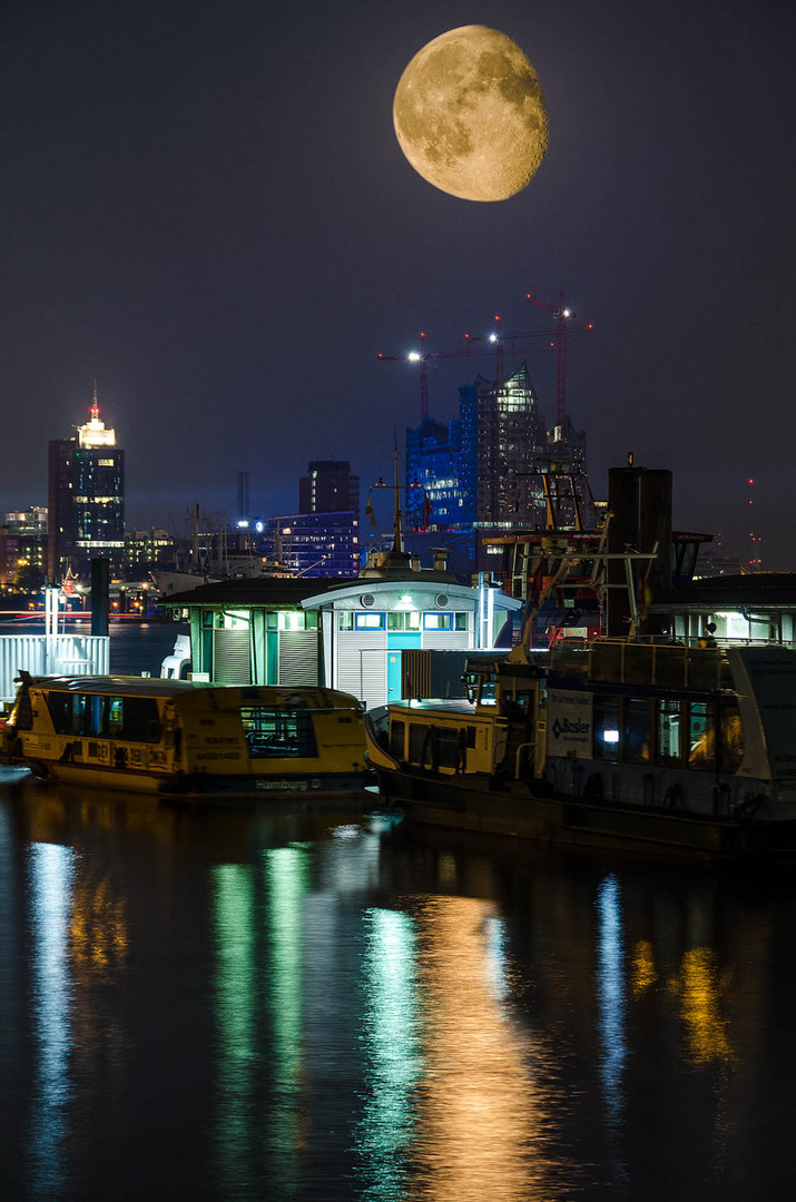 Mond über der Elbphilharmonie