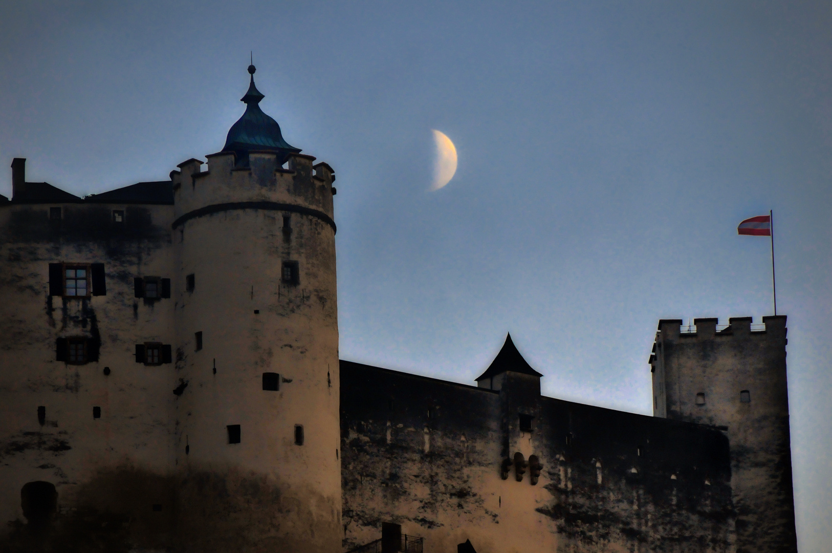 Mond über der Festung Hohensalzburg