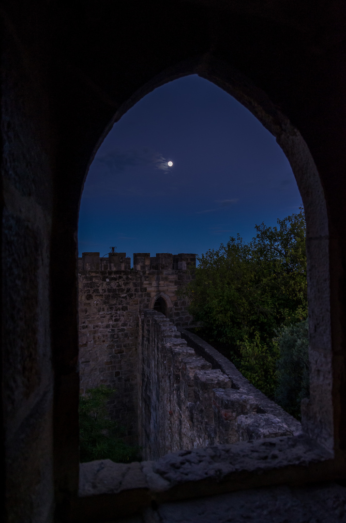 Mond über der Festung Lissabon