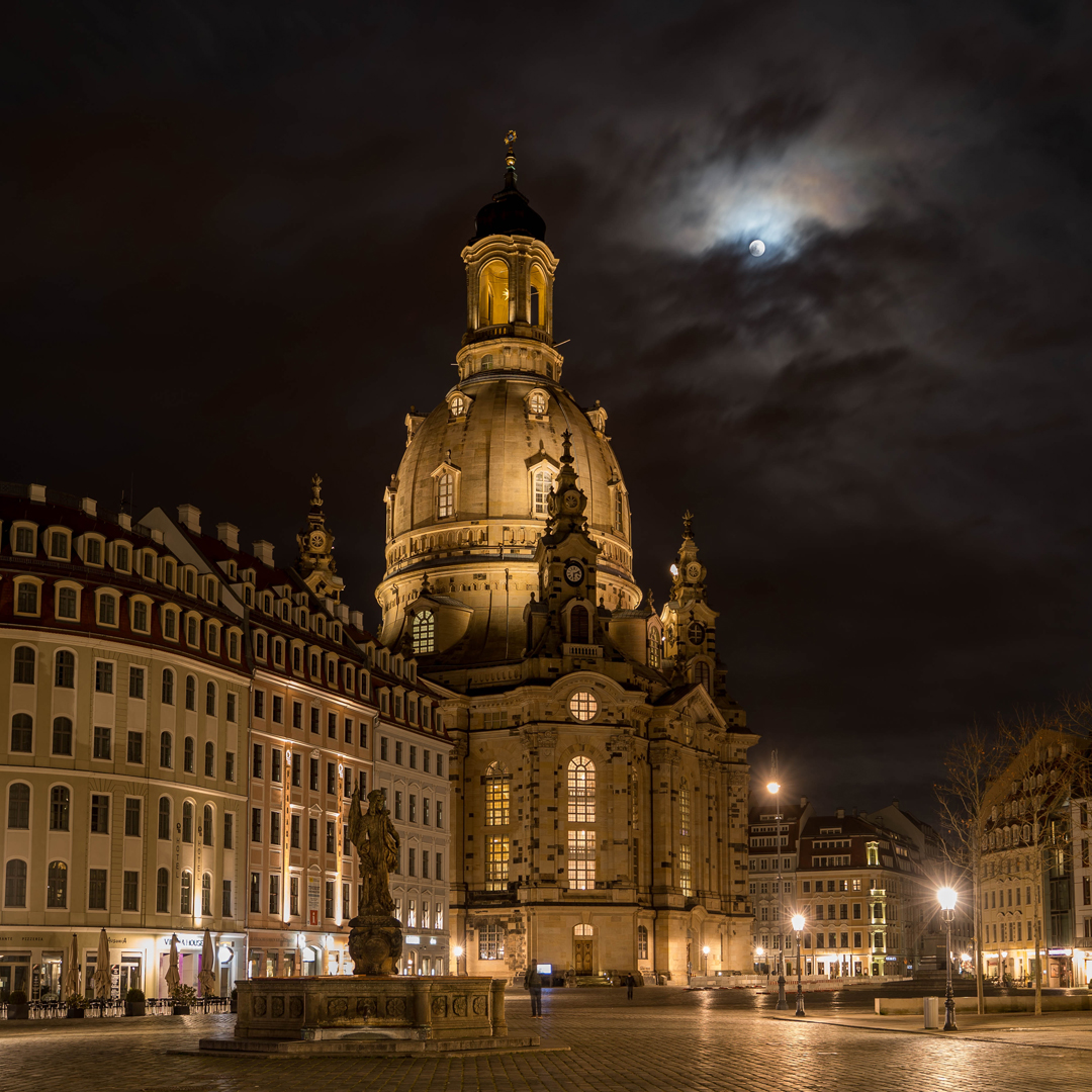 Mond über der Frauenkirche