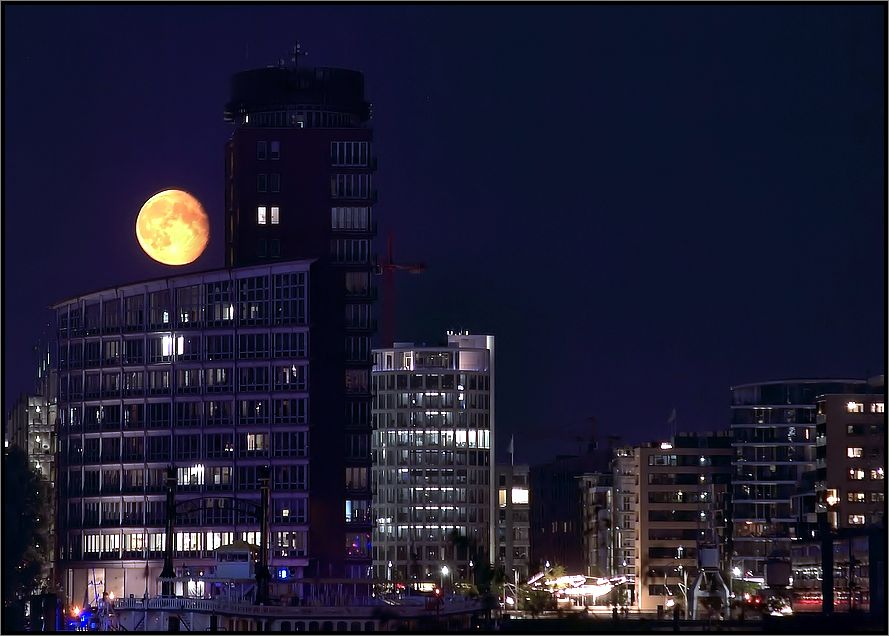 * Mond über der Hafen City *