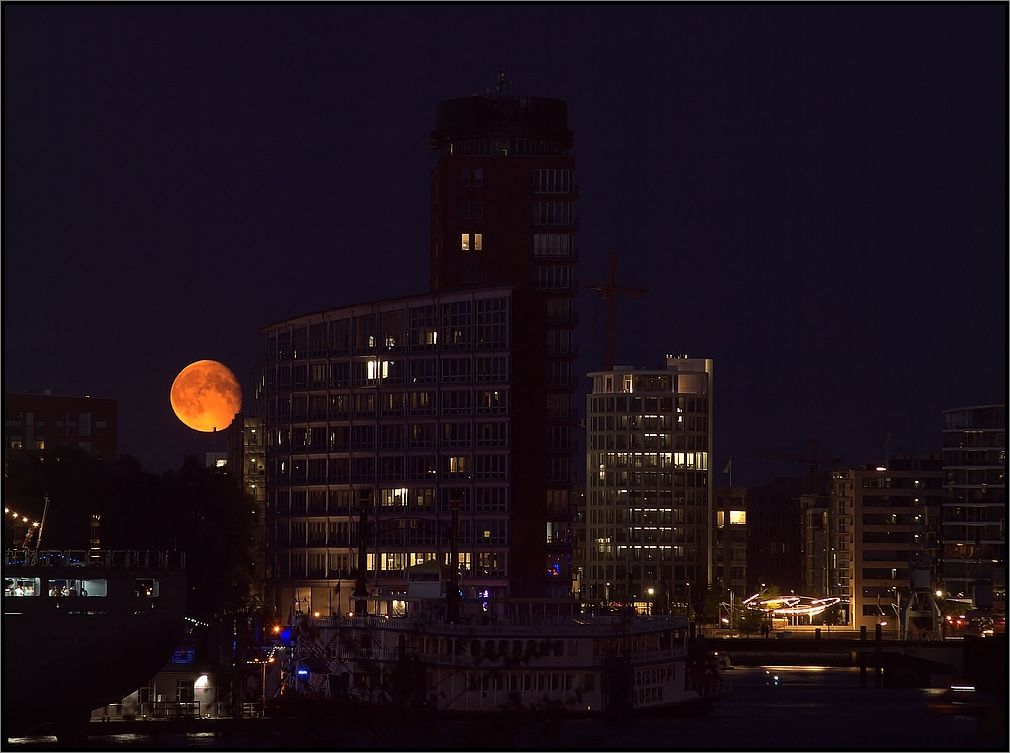 + Mond über der Hafen City +