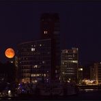+ Mond über der Hafen City +