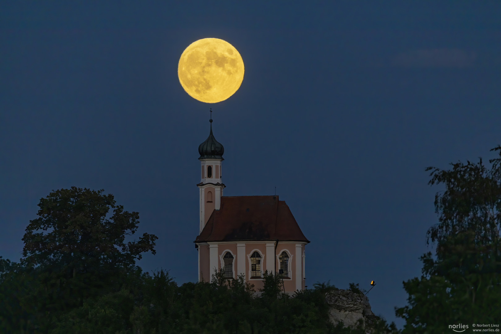 Mond über der Kalvarienbergkapelle