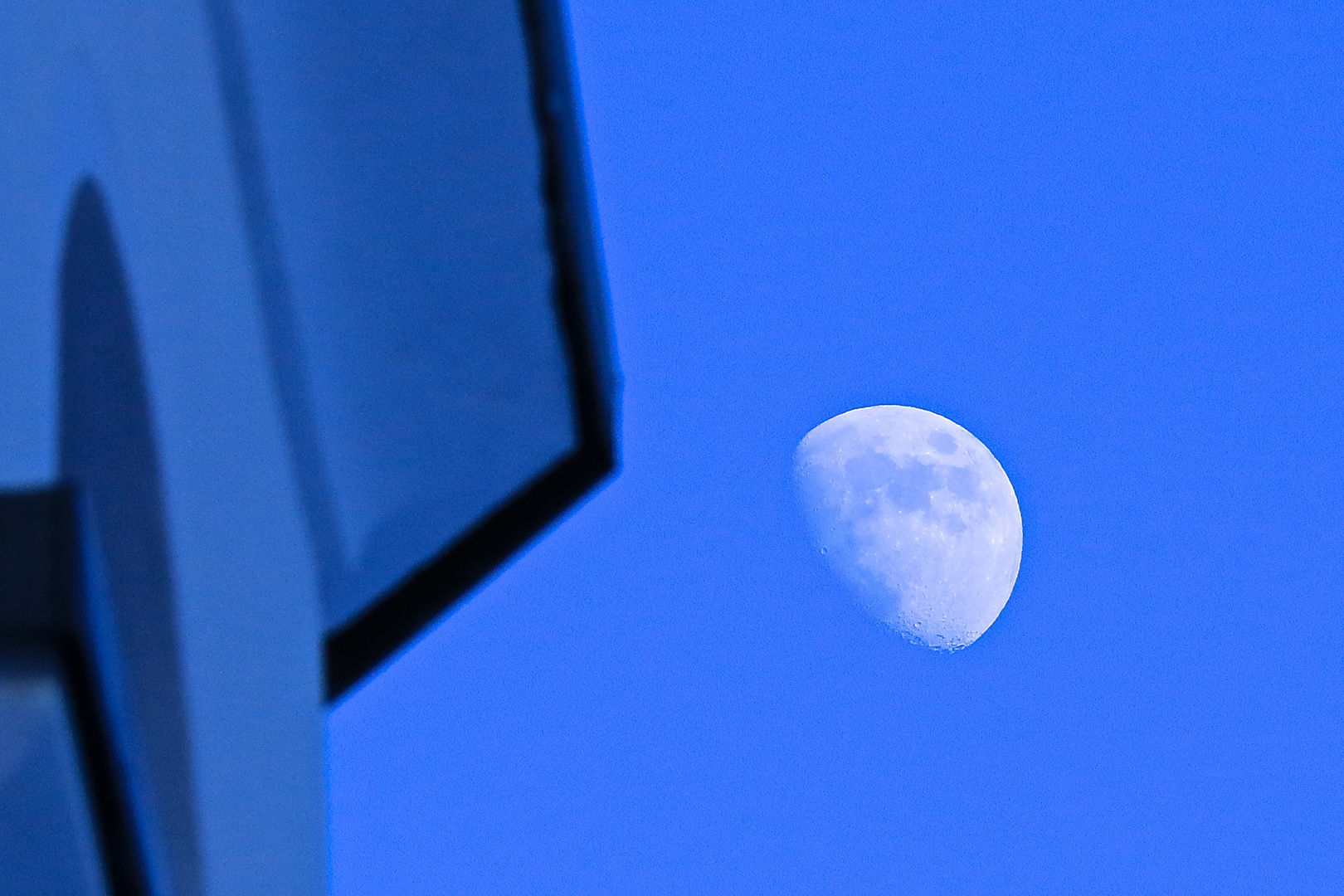 Mond über der Kirche von Ragall