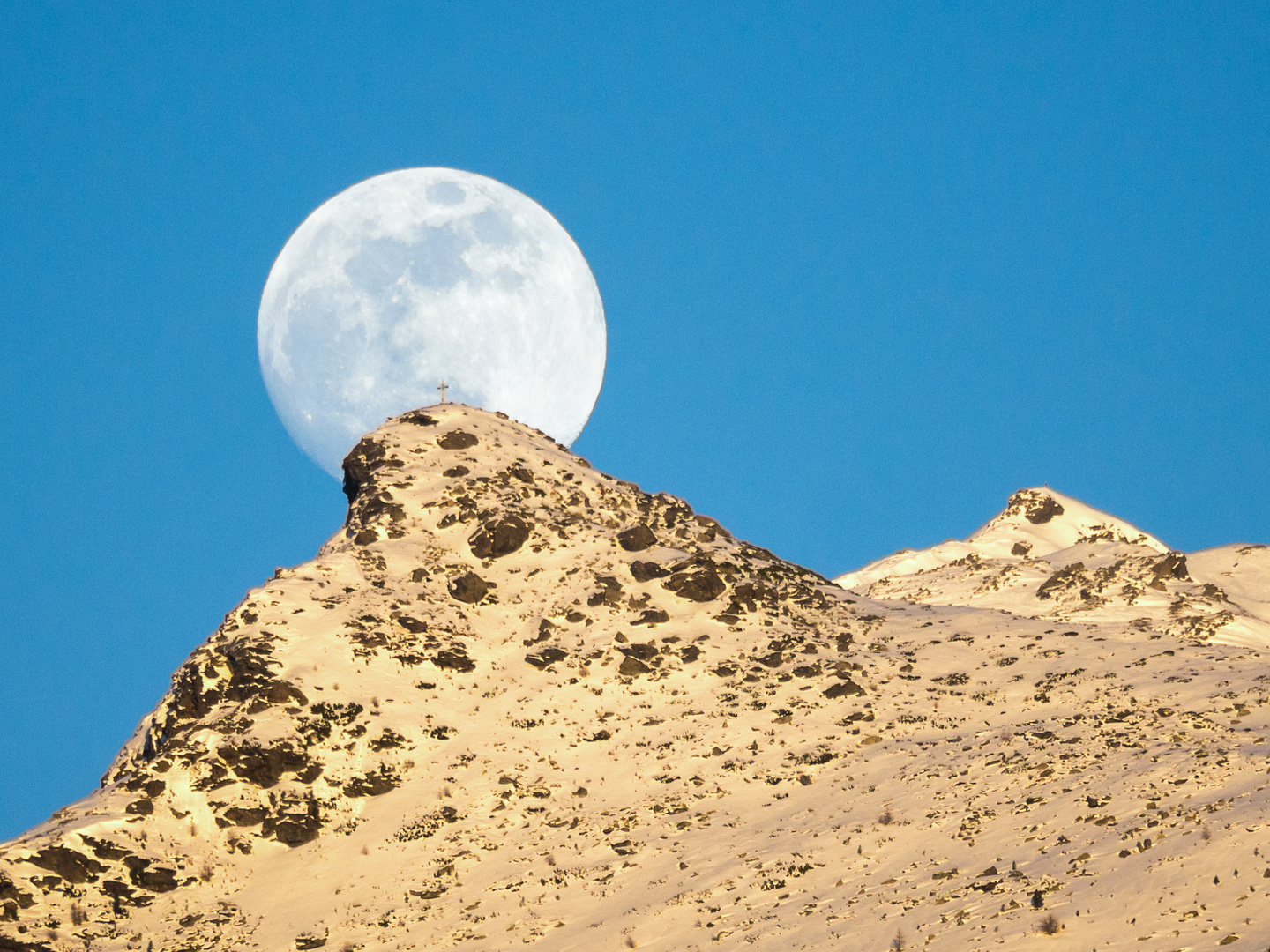 Mond über der Neunerspitze bei Innsbruck