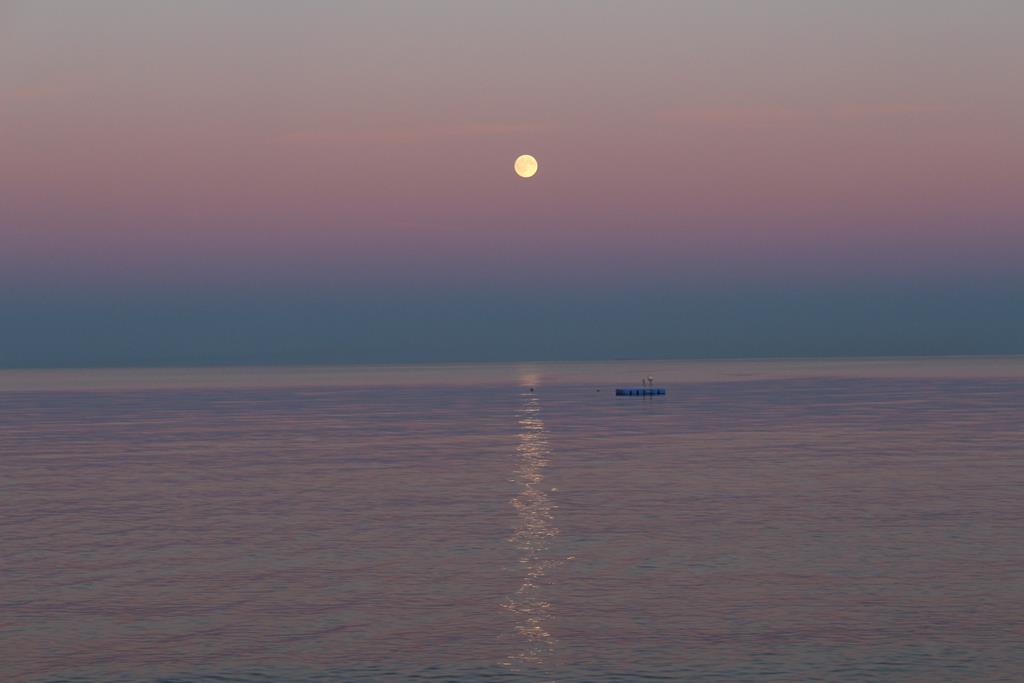 Mond über der Ostsee