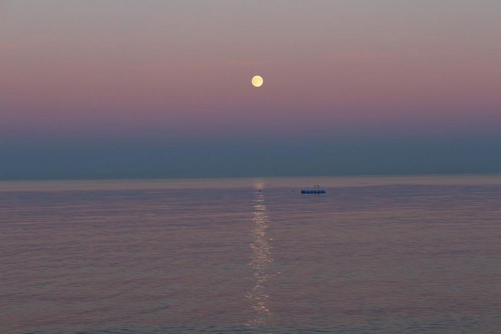 Mond über der Ostsee